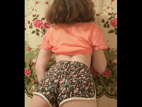 ❤️ Garota jovem e sexy tirando seus shorts da câmera Porno russo em pt-br.com-pornzog.ru ﹏