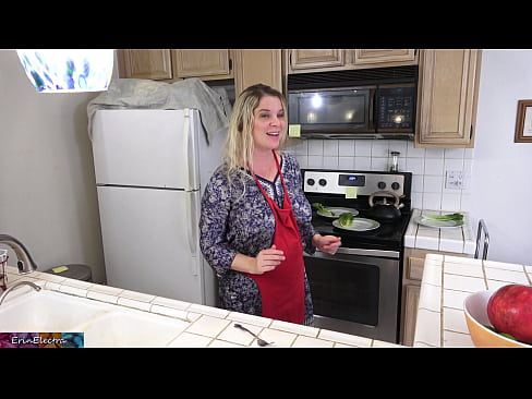 ❤️ A madrasta o ordenha na cozinha antes de sua data Porno russo em pt-br.com-pornzog.ru ﹏